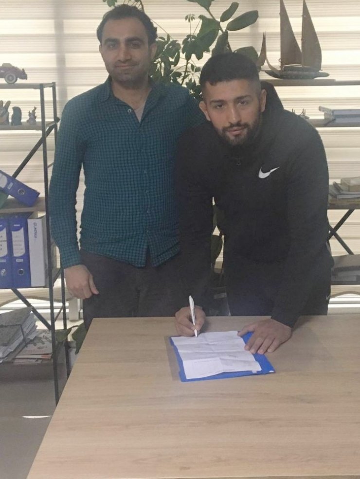 Burhaniye’de Belediye, Milli Güreşçi Çavdar’ı transfer etti