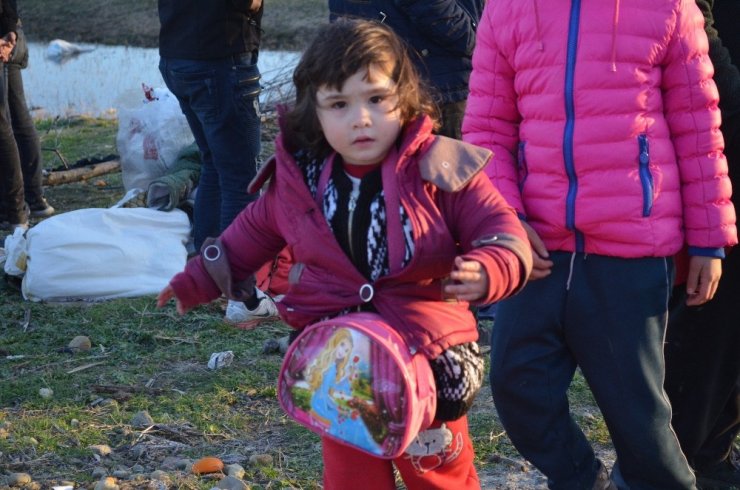 Sınıra akın eden göçmenler ateş yakarak ısınıyor
