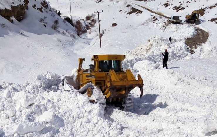 Depremin vurduğu mahallenin yoluna çığ düştü