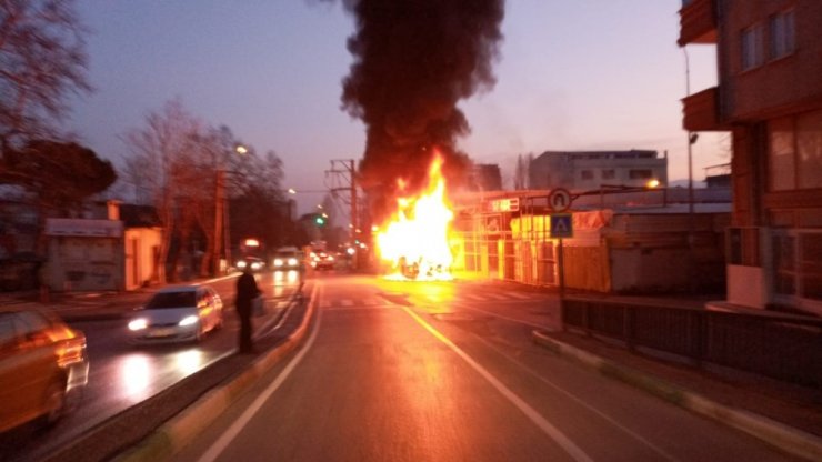 Bursa’da özel halk otobüsü alev alev yandı