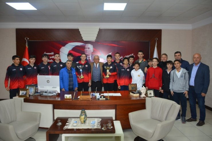 Şampiyonlardan Posbıyık’a ziyaret