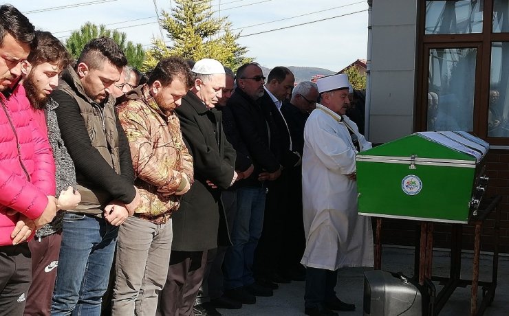 Uyuşturucudan öldüğü iddia edilen genç son yolculuğuna uğurlandı