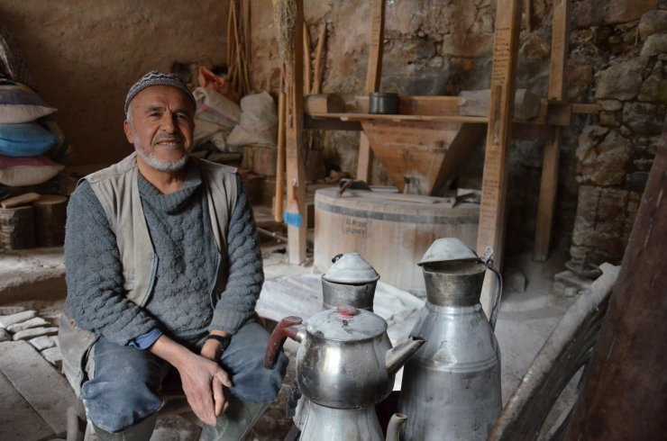 200 yıllık değirmen geleneksel yöntemlerle un öğütüyor