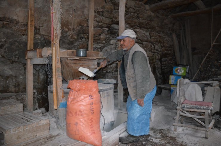 200 yıllık değirmen geleneksel yöntemlerle un öğütüyor