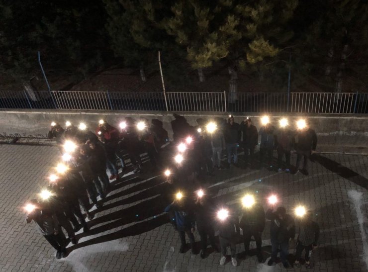 Akşehir'de yurtlarda kalan üniversite öğrencilerinden askerlere destek