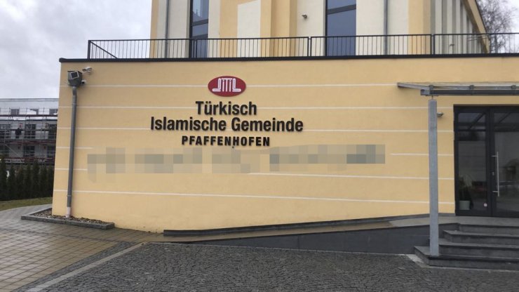 Almanya'da cami duvarına tehdit mesajı yazıldı