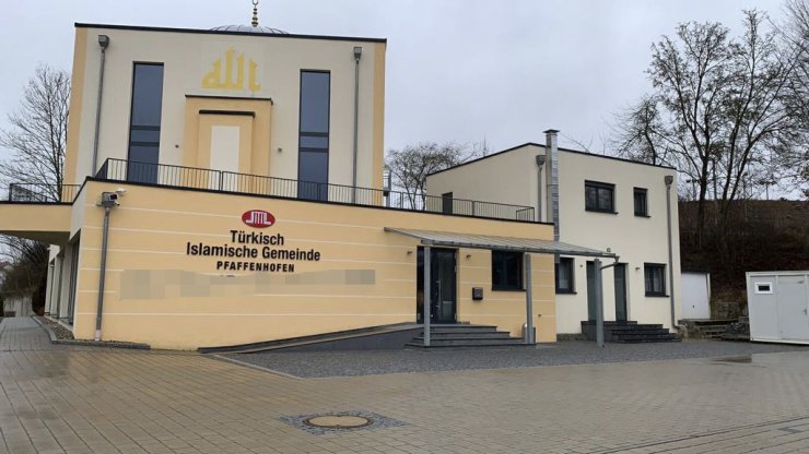 Almanya'da cami duvarına tehdit mesajı yazıldı