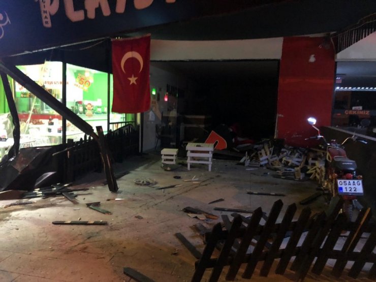 Freni boşalan minibüs dükkana girerek durabildi