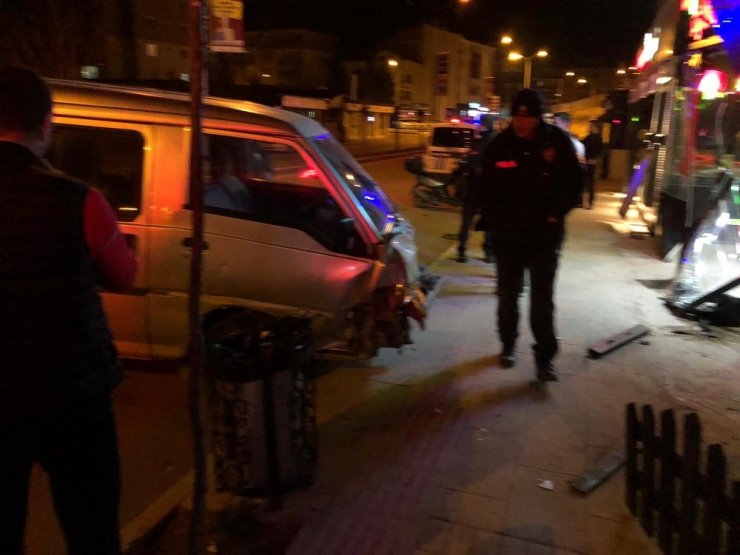 Freni boşalan minibüs dükkana girerek durabildi