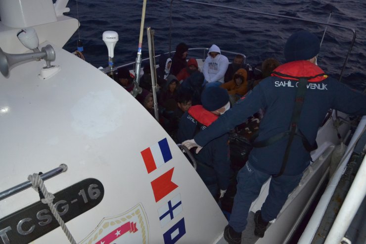 Ayvacık açıklarında su alan bottaki 42 düzensiz göçmeni sahil güvenlik kurtardı