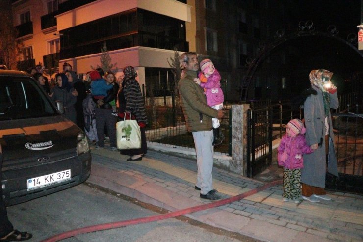 Başkent’te 6 katlı apartmanda çıkan yangında 6’sı çocuk 12 kişi dumandan etkilendi