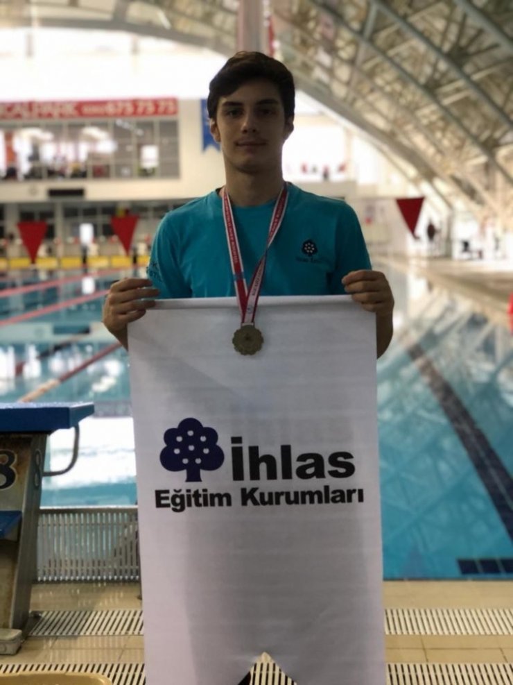 İhlas Koleji öğrencisi Bera Kayra Sarıkaya’dan üç madalya