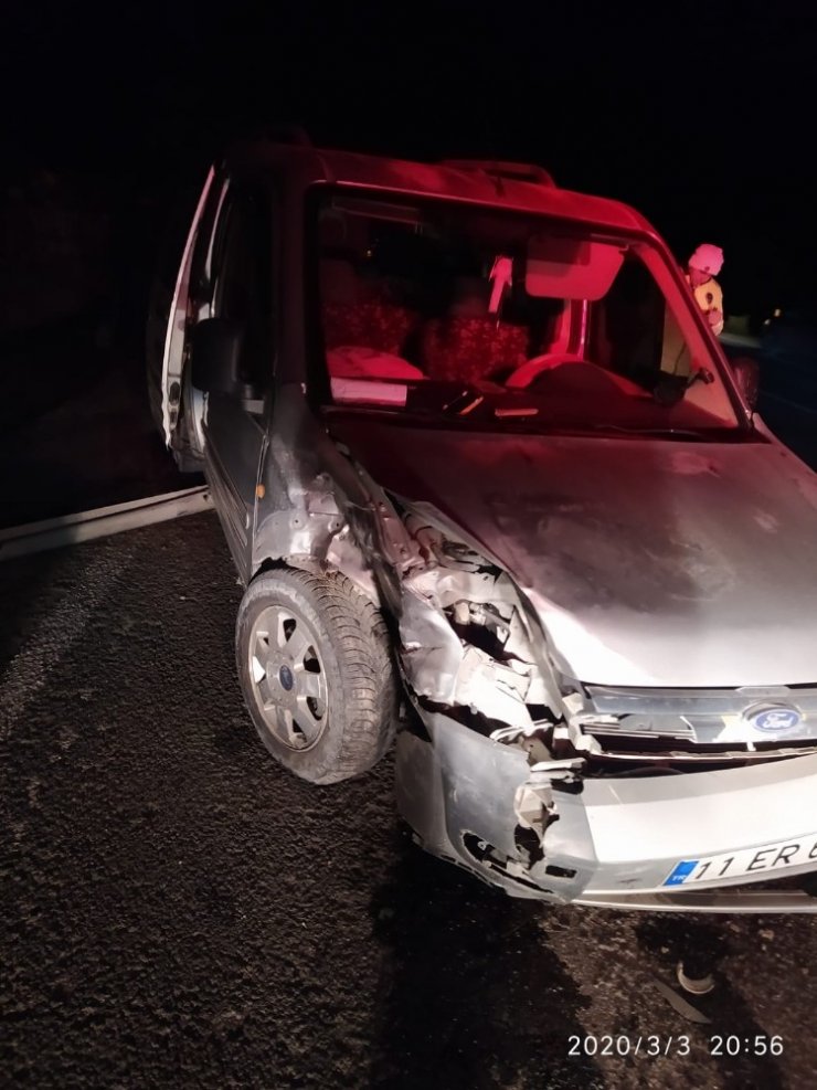 Bilecik’te otomobil ile hafif ticari araç çarpıştı: 3 yaralı