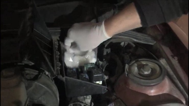 Otomobilin motoruna zulalanmış uyuşturucu böyle bulundu