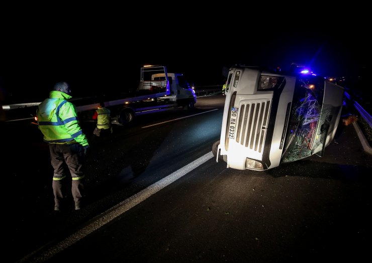 Bursa'da düzensiz göçmenleri taşıyan minibüs devrildi: 21 yaralı