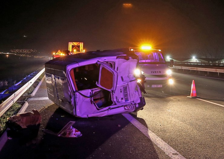 Bursa'da düzensiz göçmenleri taşıyan minibüs devrildi: 21 yaralı