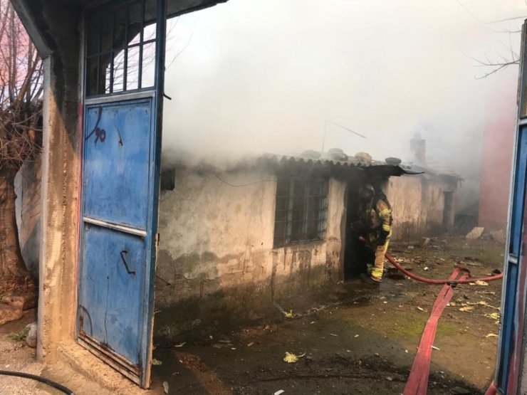 Bursa’da korkutan yangın...Yaşlı kadını alevler arasında zannettiler