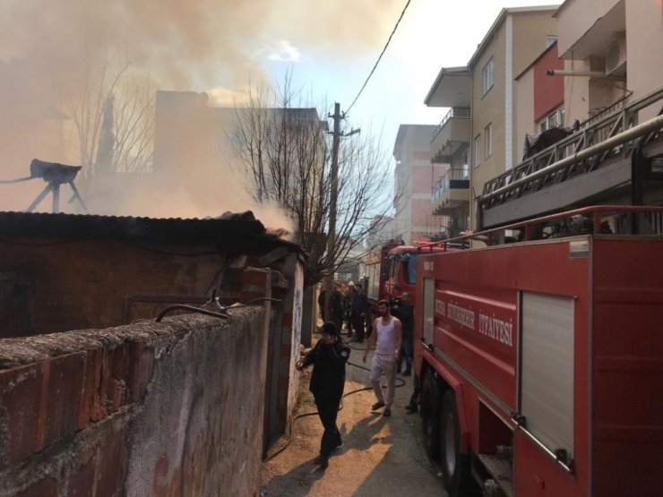Bursa’da korkutan yangın...Yaşlı kadını alevler arasında zannettiler