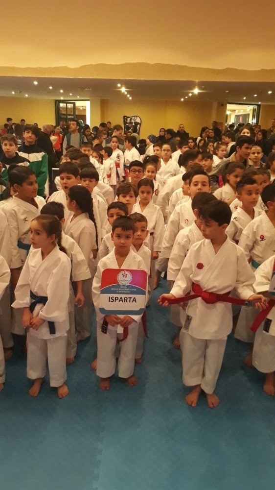 Küçük karateciler dereceleriyle göz doldurdu