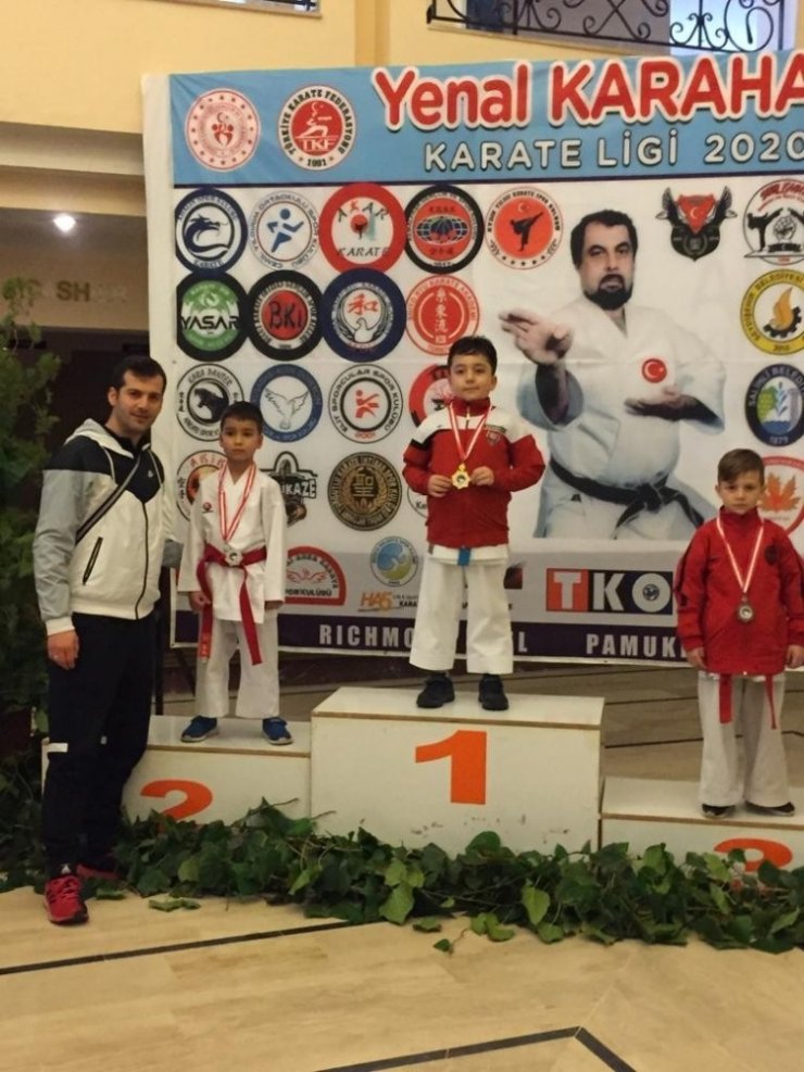Küçük karateciler dereceleriyle göz doldurdu