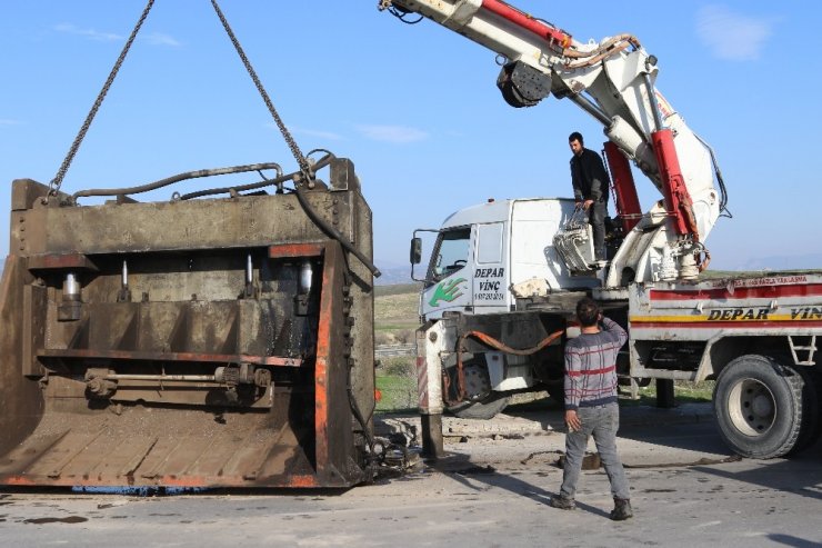 Tırın dorsesindeki 25 ton ağırlığındaki makine yola düştü