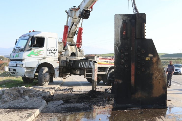 Tırın dorsesindeki 25 ton ağırlığındaki makine yola düştü