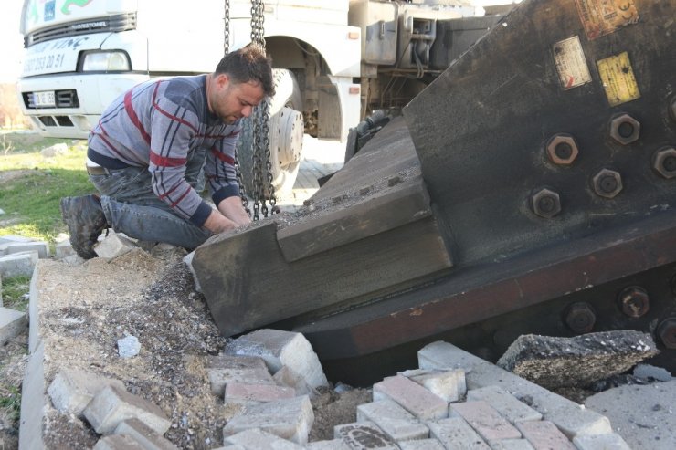 Tırın dorsesindeki 25 ton ağırlığındaki makine yola düştü