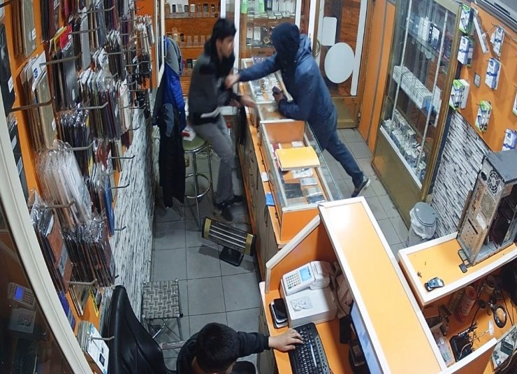Önce inceledi, ardından çalışana yumruk atıp telefonları alarak kaçtı