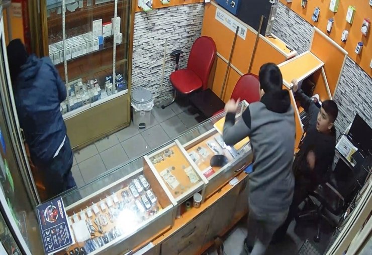 Önce inceledi, ardından çalışana yumruk atıp telefonları alarak kaçtı