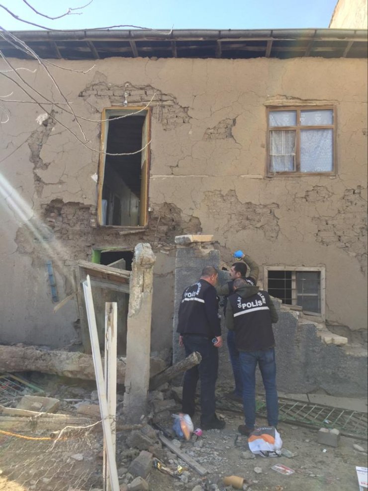 Elazığ'da kerpiç evin yüksek girişinin çökmesi sonucu bir kişi öldü