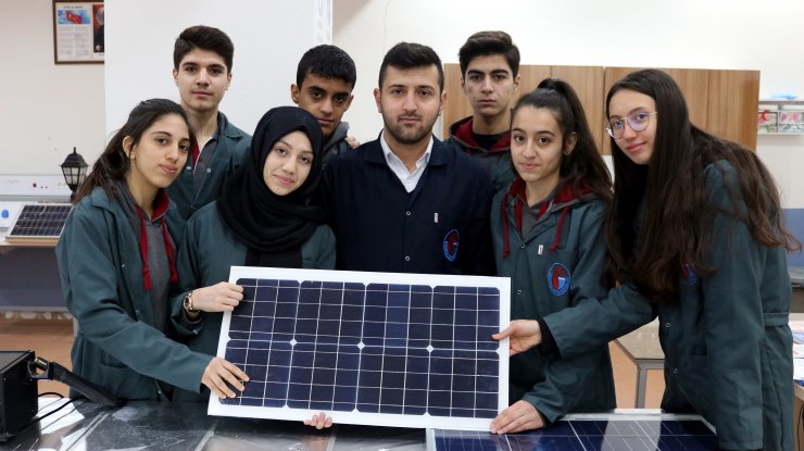 Elazığ'da meslek lisesi öğrencileri güneş paneli üretti