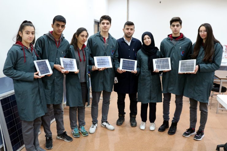 Elazığ'da meslek lisesi öğrencileri güneş paneli üretti