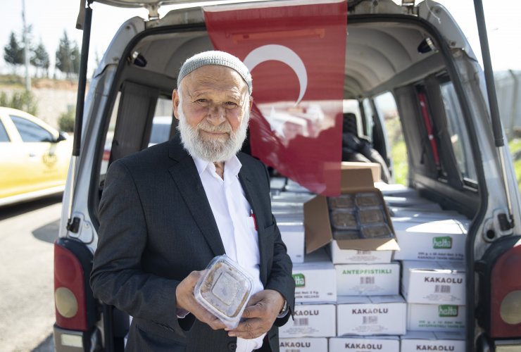 "Elmacı dede" mehmetçiğe tatlı dağıtmak için memleketi Denizli'den Hatay'a geldi