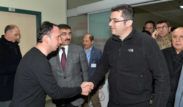 Erzurum Valisi Memiş, Ağrı'daki roketli saldırıda yaralananları ziyaret etti: