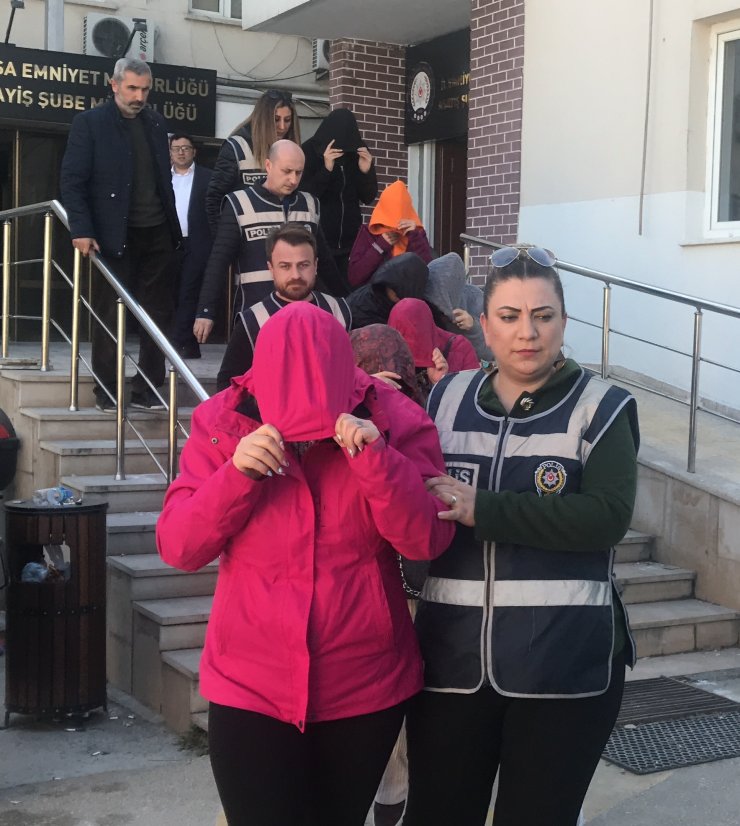 Fuhuş operasyonu şüphelileri oyuncak ayının içine para ve tabanca saklamış