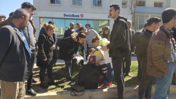 Motosiklet kadına çarptı, kızı arkasından ağladı