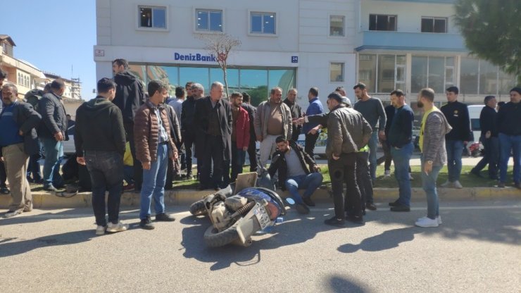 Motosiklet kadına çarptı, kızı arkasından ağladı