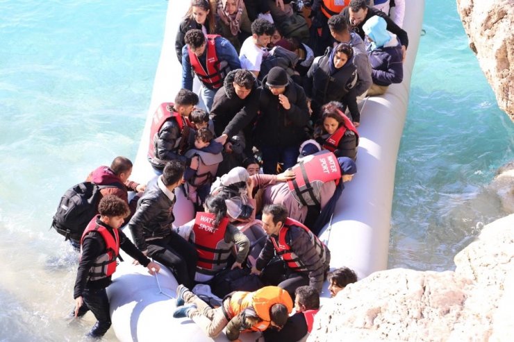 Türk sahil güvenlik botlarını gören Yunan botları, aldıkların göçmenlerin botunun anahtarını geri verdi