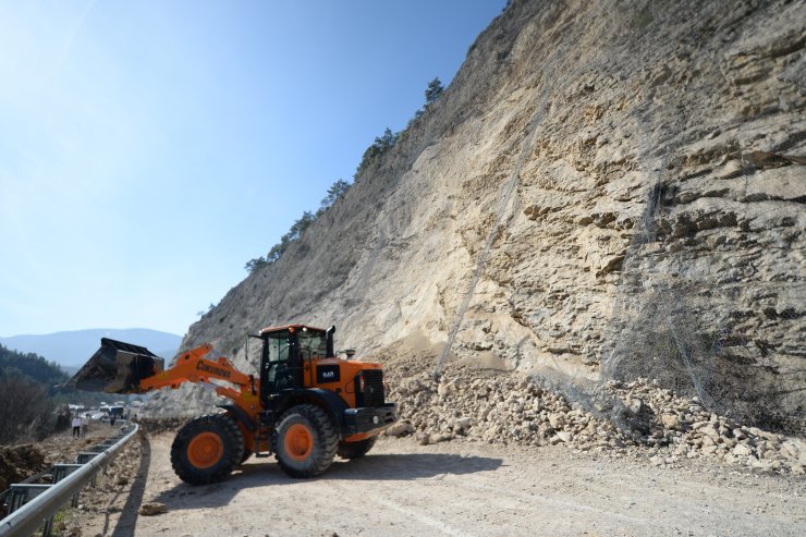 Karabük'te heyelanın kapattığı yol ulaşıma açıldı