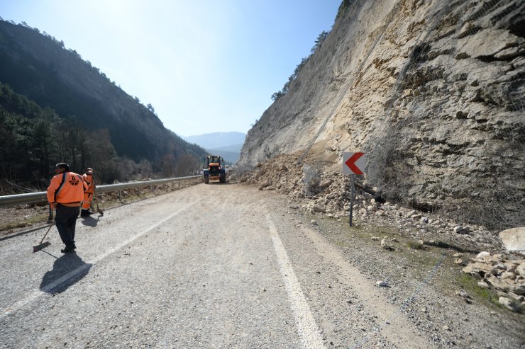 Karabük'te heyelan kara yolunu kapattı