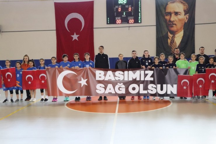 Karaman’da sporcular "Başımız Sağ Olsun" pankartı açtı