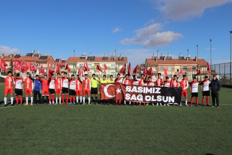 Karaman’da sporcular "Başımız Sağ Olsun" pankartı açtı