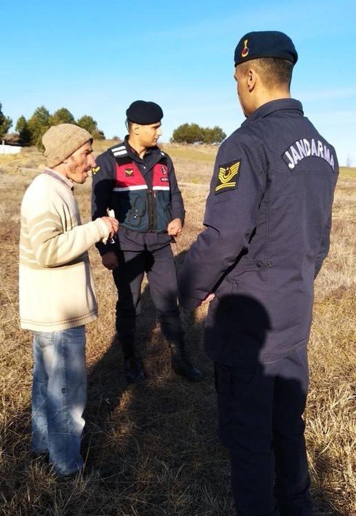 Evden ayrıldıktan sonra kaybolan kişiyi jandarmanın iz takip köpeği buldu