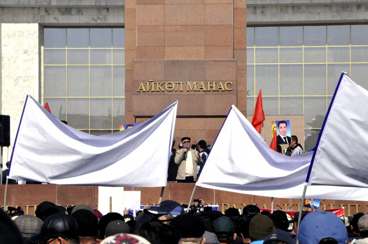 Kırgızistan'da dünkü gösterinin organizatörlerinden eski Bakan Osmanaliyev gözaltına alındı