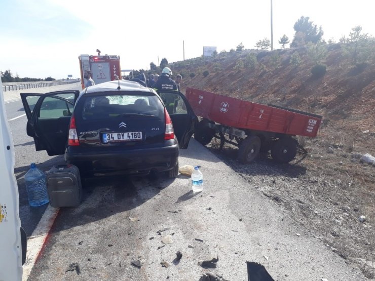Traktör ile otomobil çarpıştı: 1 ölü, 1 yaralı