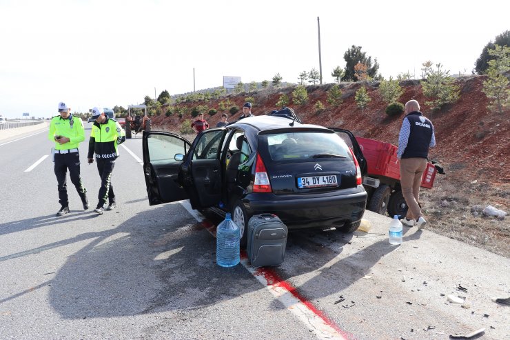 Kütahya'da traktörle çarpışan otomobilin sürücüsü yaralandı eşi öldü