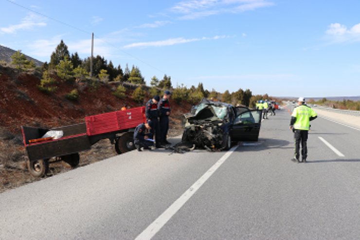Kütahya'da traktörle çarpışan otomobilin sürücüsü yaralandı eşi öldü
