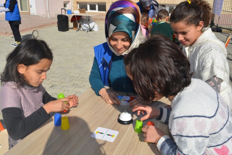 Malatya'da gönüllü gençler depremzede çocukların yüzünü güldürdü