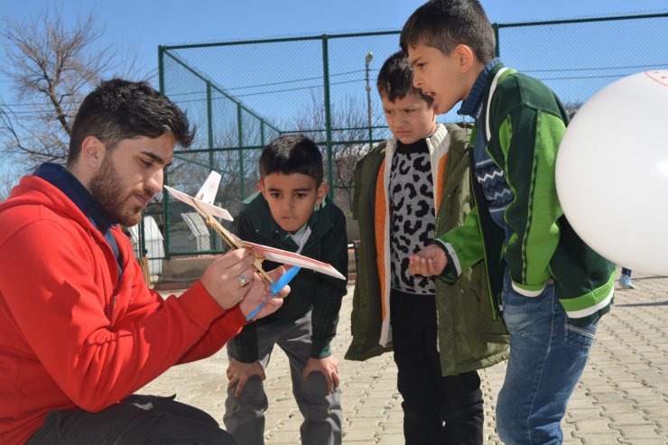 Malatya'da gönüllü gençler depremzede çocukların yüzünü güldürdü