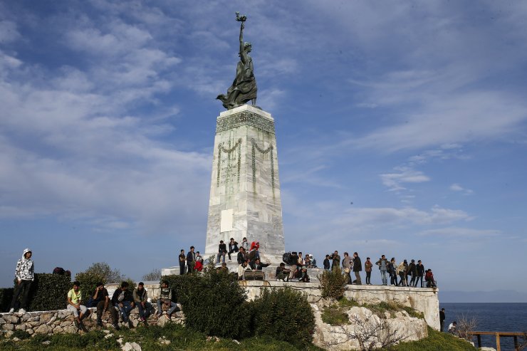 Midilli'de polis ile düzensiz göçmenler arasında gerginlik